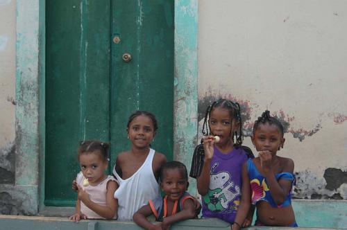 kleine Mädchen mit ihren niedlichen Frisuren im Dorf von Forna