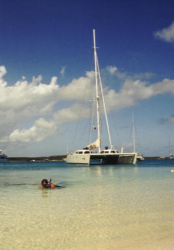 Vor Anker in einer stillen Bucht in der Karibik. 70 cm Tiefgang erlauben das Befahren flacher Buchten