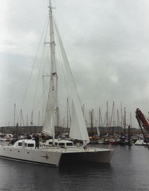 Katamaran Neverland segelt aus Spiekeroog ab.
