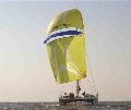 Katamaran Neverland segelt unter ihrem 300 m2 großen Parasail-Spi